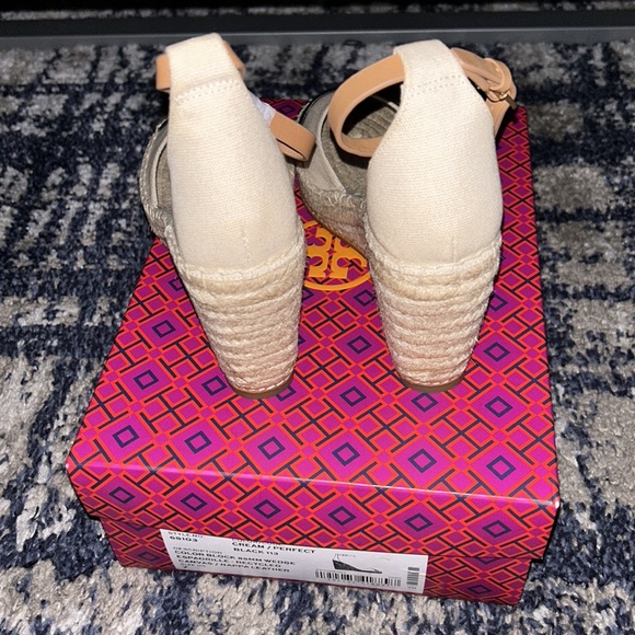 Tory Burch Cream /Black Wedges - Picture 6 of 7